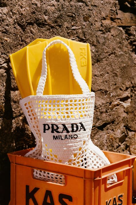 bolsa rafia prada|El bolso oficial del verano es de rafia (y lo firma Prada).